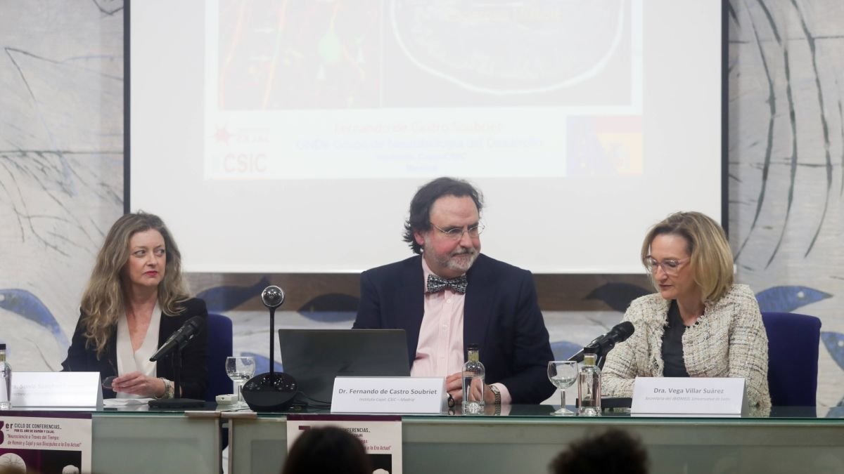 Fernando de Castro con Vega Villar Suárez y Sonia Sánchez Campos.