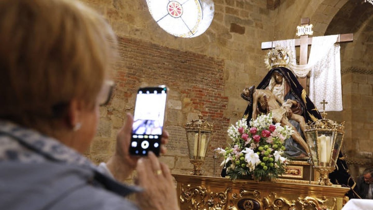 Los fieles visitaron a la Virgen del Mercado ya descensida en un acto privado por segundo año consecutivo que nadie entiende.