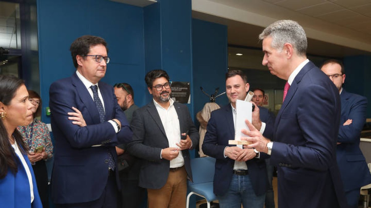 Óscar López, con Miguel Ángel Turrado en su visita del Centro de Excelencia de HP en el Parque Tecnologico.