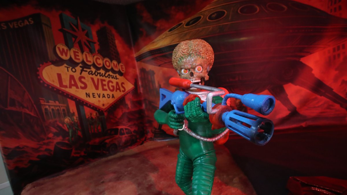 Uno de los marcianos de la película Mars Attack! que da la bienvenida al visitante en la nueva exposición del Museo Munic.
