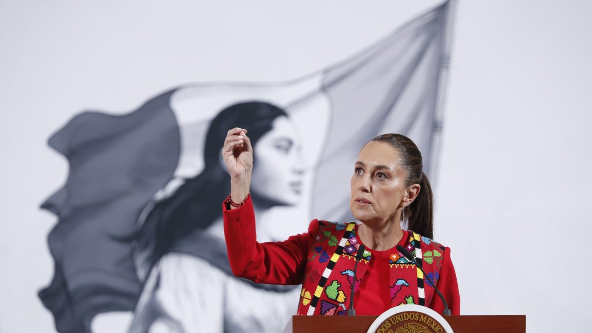 La presidenta de México, Claudia Sheinbaum, habla durante una rueda de prensa este viernes, en el Palacio Nacional, en Ciudad de México (México). EFE/Mario Guzmán