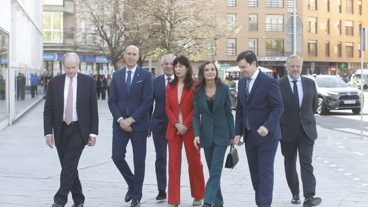 Francisco Belil, José Antonio Diez, Nicanor Sen, Ana Redonzo, la reina Letizia, Alfonso Fernández Mañueco y Carlos Pollán antes de entrar al Auditorio.