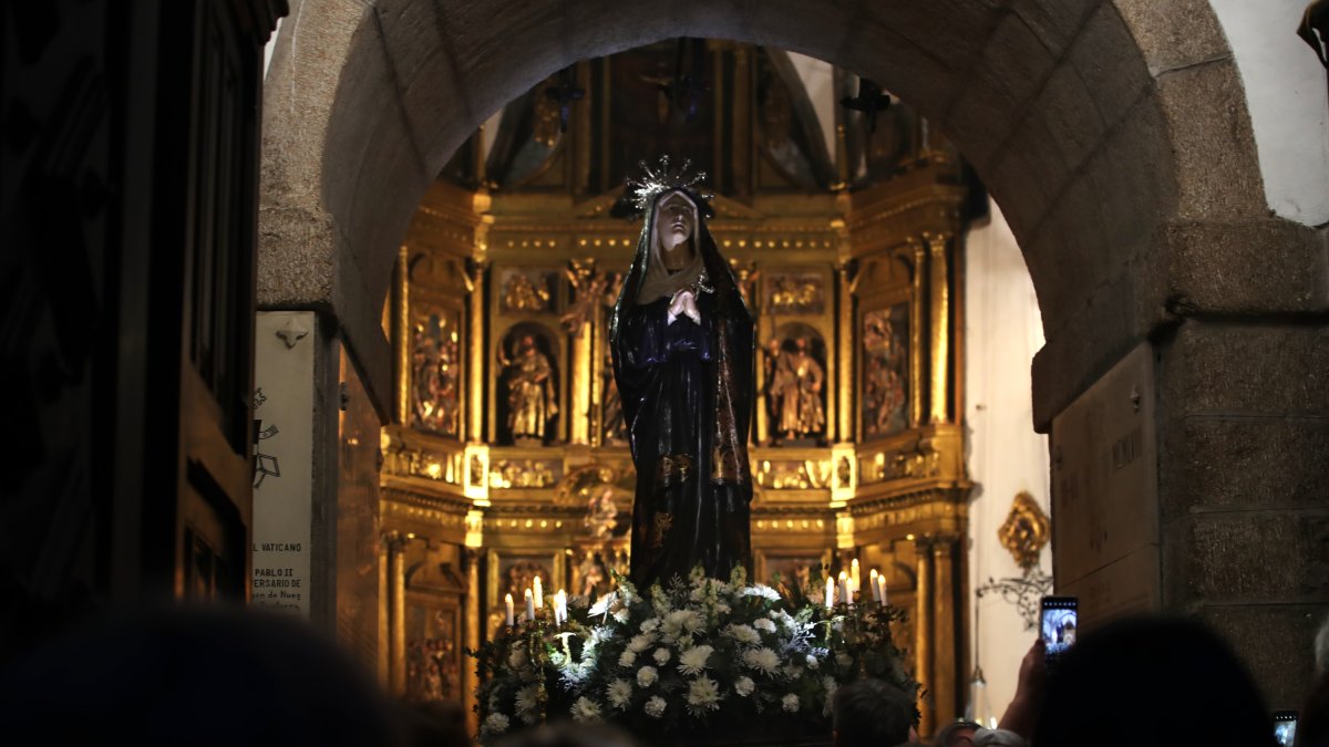 La imagen de Nuestra Señora de los Dolores no pudo salir de la Basílica de la Encina.