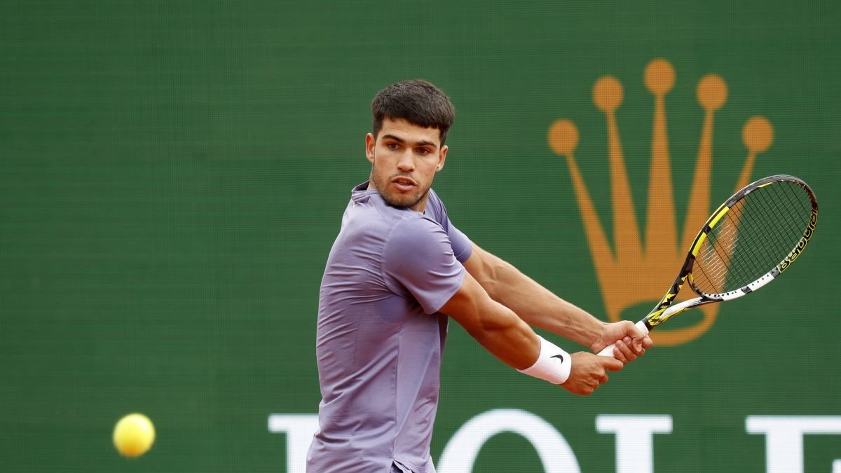 Alcaraz tiene paciencia, remonta y se verá las caras con Davidovich en semifinales.