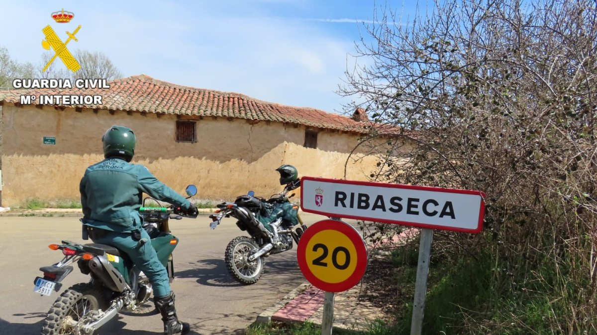 Agentes de la Guardia Civil en Ribaseca.