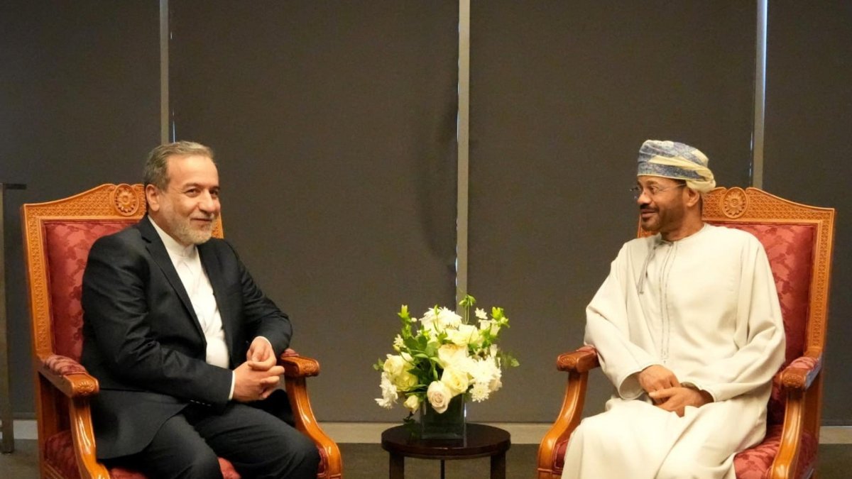 El ministro de Exteriores iraní, Abás Araqchí (izq), habla con su homólogo omaní, Badr bin Hamad al Busaidi, en Mascate, Omán