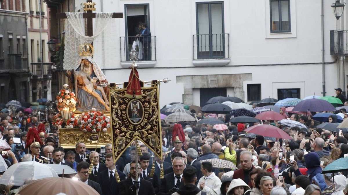 La Señora, La Antigua, es una de las tallas más veneradas en la Semana Santa leonesa y la que abre las procesiones. La gente la esperó con paraguas.