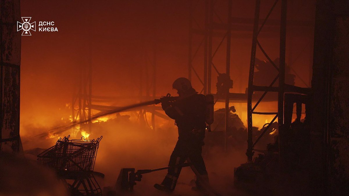 Equipos de rescate tratan de sofocar un incendio tras un ataque ruso con drones en un almacen en Kiev, el 12 de abril de 2025. EFE/EPA/SERVICIO DE EMERGENCIA DEL ESTADO DE UCRANIA