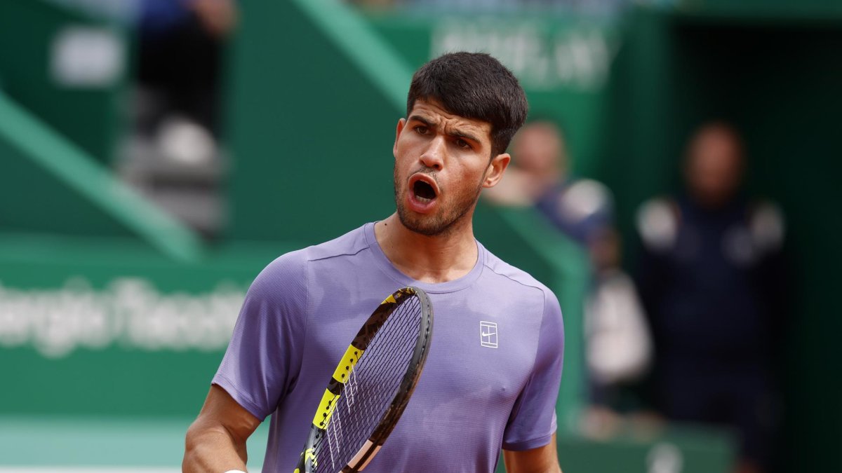 El tenista español Carlos Alcaraz durante la semifinal del torneo de Monte Carlo, disputada contra el también español Alejandro Davidovich Fokina. EFE/EPA/SEBASTIEN NOGIER