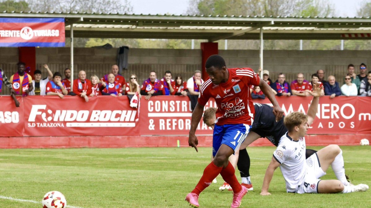 La SD Tarazona venció a la Cultural con este gol de Luis Rivas tras error del portero Bañuz y el central Rodri Suárez después de un fallo de entendimiento entre los dos.