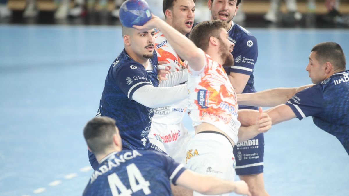 El Ademar llega crecido al duelo contra Nava tras su doble triunfo con el Cangas.
