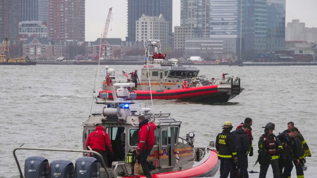 Servicios de Emergencia trabajan en el rio Hudson de Nueva York para rescatar los restos del helicóptero siniestrado. Foto: Milo Hess/ZUMA Press Wire/dpa
