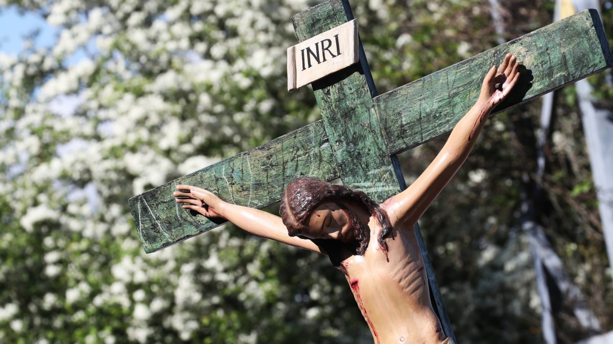El Cristo crucificado que recorre el tramo forestal entre el pueblo de Otero y el pulmón verde de Ponferrada.