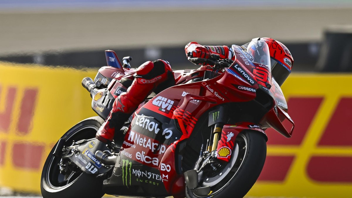 El español Marc Márquez (Ducati Desmosedici GP25), durante el entrenamiento para el Gran Premio de Motociclismo de Qatar EFE/NOUSHAD THEKKAYIL