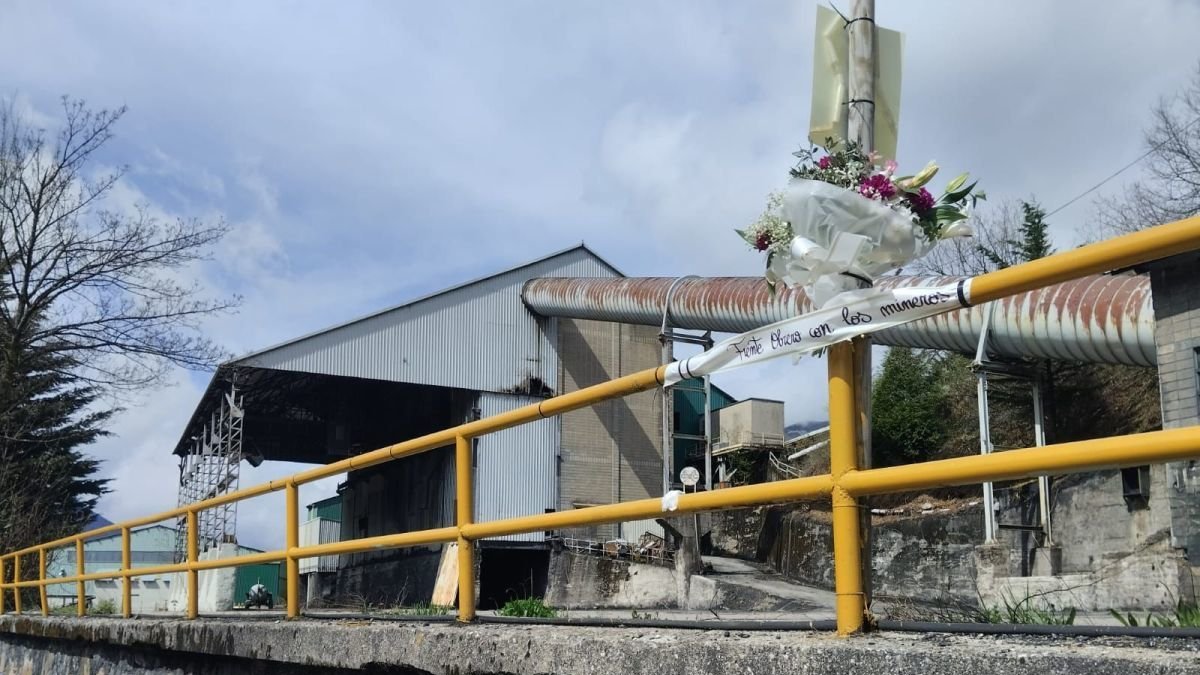 Ramo de flores donde se lee Frente obrero con los mineros.