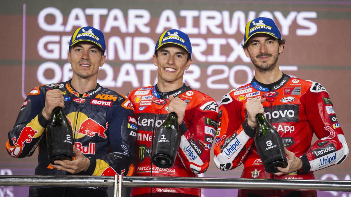 El piloto español de MotoGP Marc Marquez (c), del Ducati Lenovo Tea , el segundo clasificado y también español Maverick Viñales (I), del Red Bull KTM Tech,3 y el también piloto de Ducati Lenovo Team el italiano Francesco Bagnaia, en el podio del Circuito Internacional de Lusail, Catar. EFE/EPA/NOUSHAD THEKKAYIL