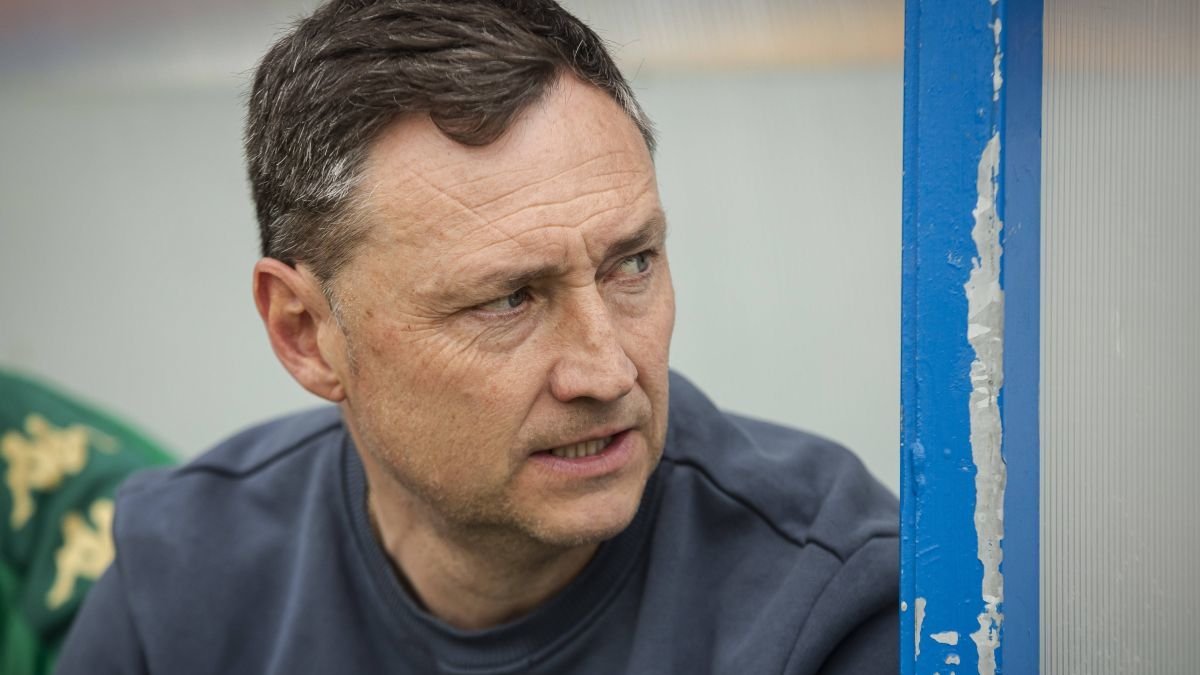 El entrenador Llona en el banquillo del Municipal de Tarazona, campo en el que la Cultural cayó derrotada por 1-0.