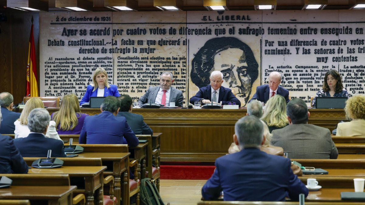 El presidente de la comisión de investigación del caso Koldo en el Senado, el popular Eloy Suárez (c), y el asiento vacío (i) de la compareciente en este caso Jéssica Rodríguez, expareja del exministro José Luis Ábalos, este lunes, donde le esperaban preguntas sobre los beneficios que presuntamente obtuvo de la trama, como una vivienda gratuita o empleos en dos empresas públicas.