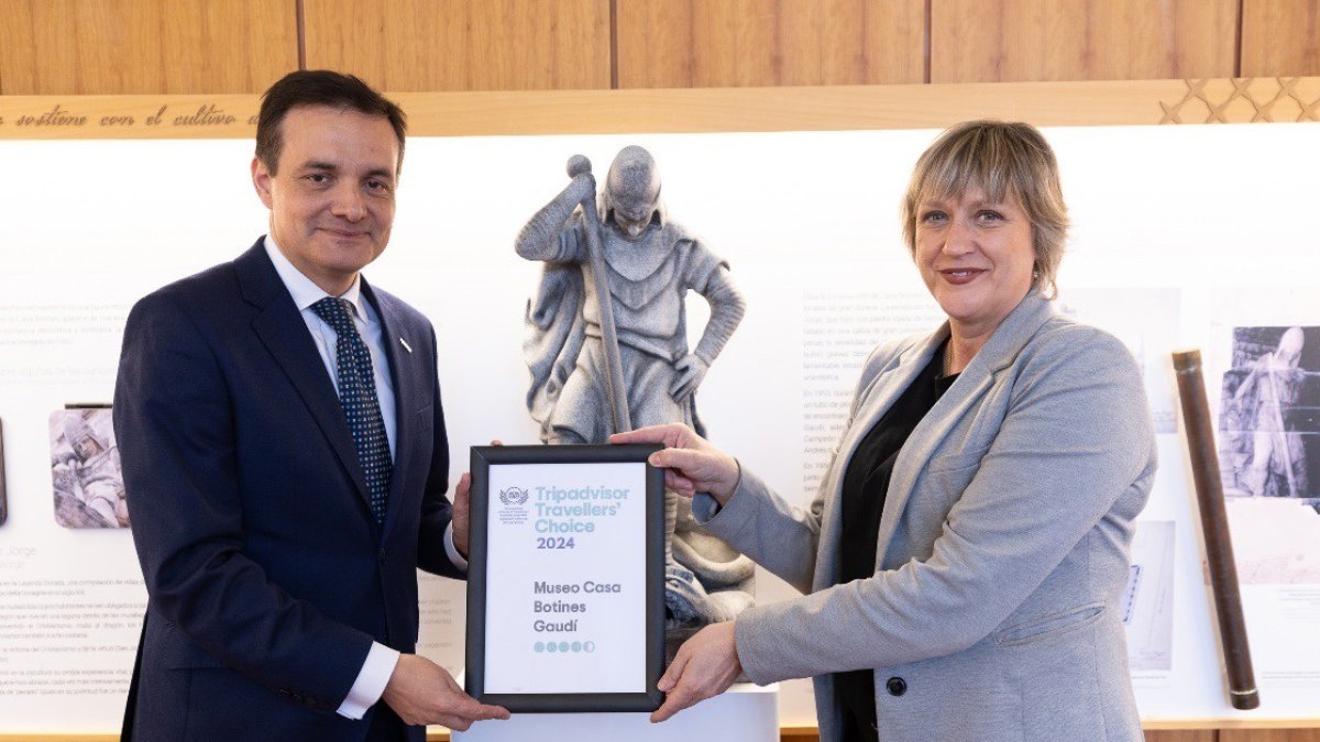 El director del Museo Casa Botines Gaudí y la coordinadora de atención al visitante posan con el galardón.
