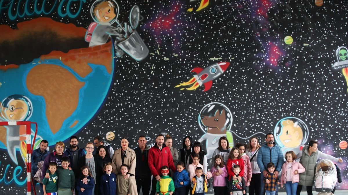 Familias afectadas por la situación «extrema» de falta de espacio en el CRA de Cubillos del Sil.