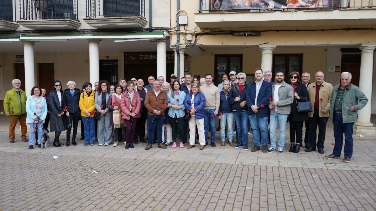 Foto de familia del homenaje este domingo a Benito Pamparacuatro en Sahagún.