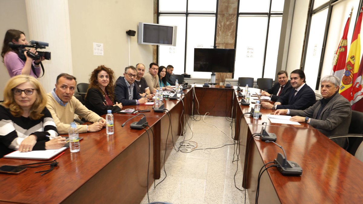 Reunión del grupo de trabajo de los consejeros Suárez-Quiñones y Carriedo con los representantes de CC OO, UGT, CGT y USO.