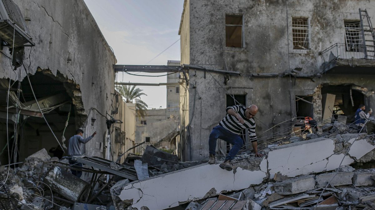 Palestinos inspeccionan el edificio destruido del hospital Bautista Al Ahli tras un ataque aéreo israelí en la Ciudad de Gaza, el 13 de abril de 2025. EFE/EPA/MOHAMMED SABER