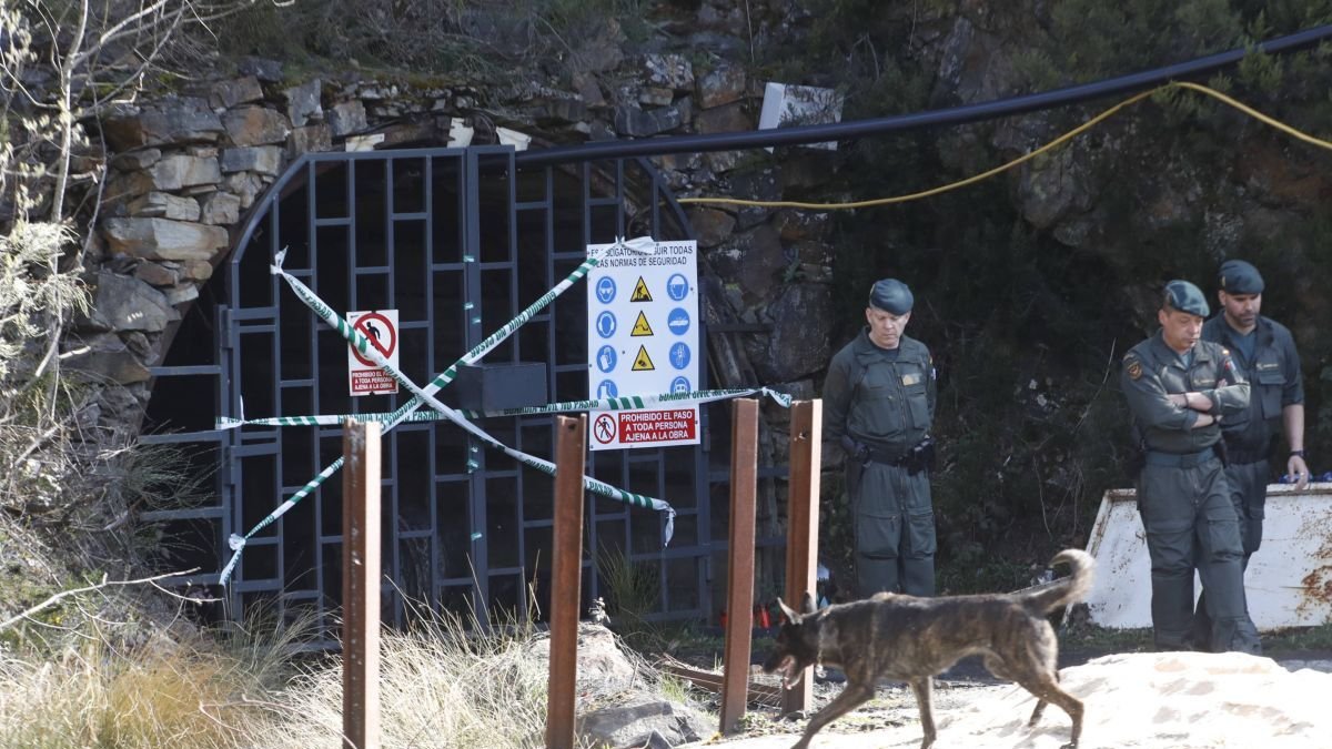 Guardias civiles en la bocamina de Cerredo, en Asturias, donde ocurrió el accidente el 31 de marzo.