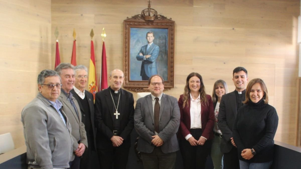 Equipo de gobierno municipal con el Obispo de Astorga