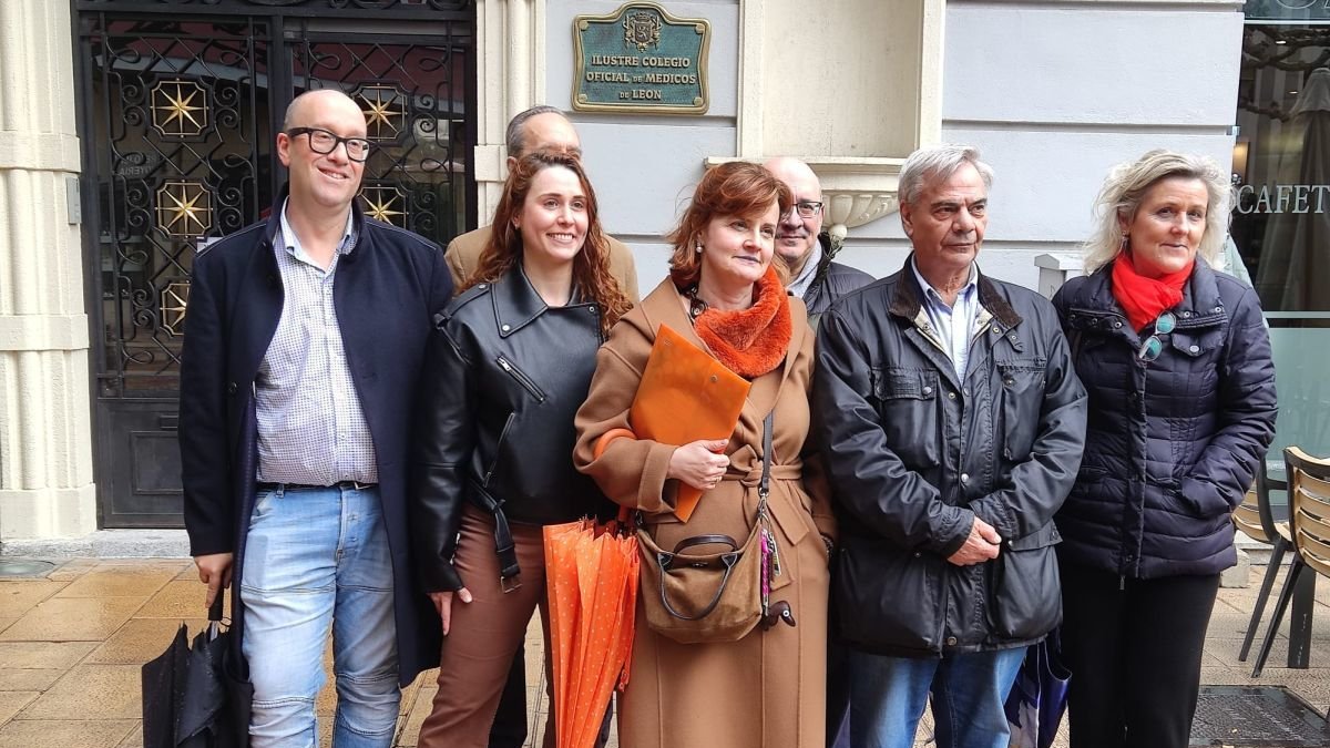José Pedro Fernández Vázquez con parte de su equipo de apoyo ante el Colegio de Médicos.