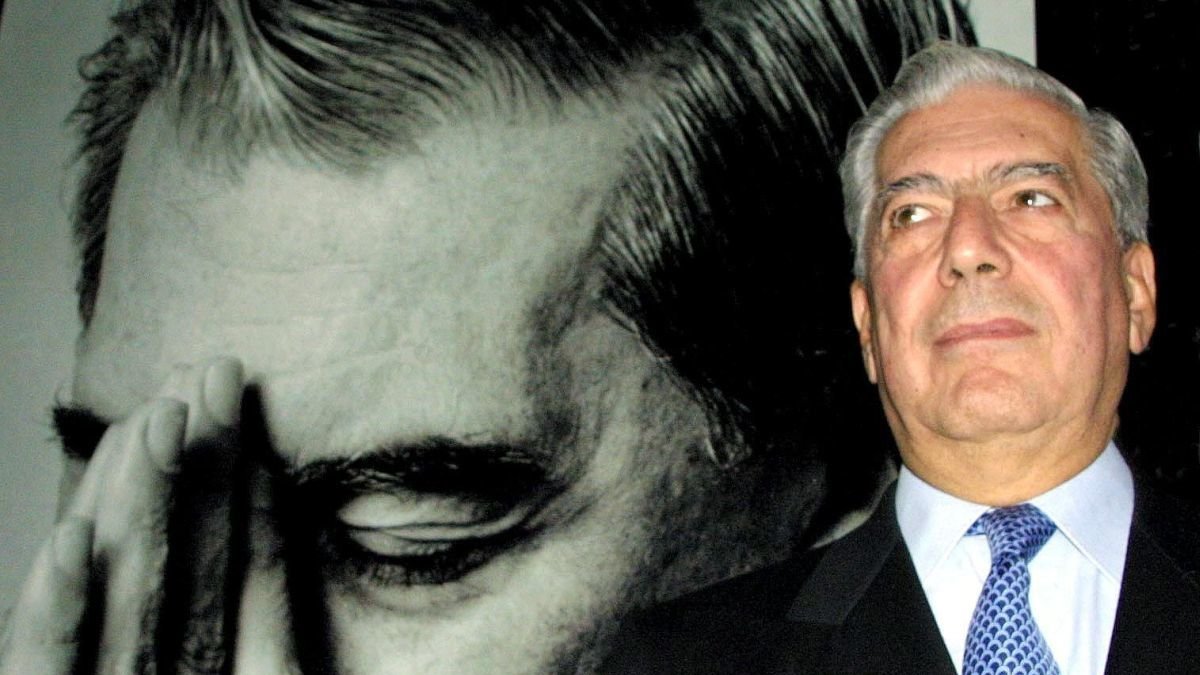 Una imagen antigua de Mario Vargas Llosa en una conferencia en México.