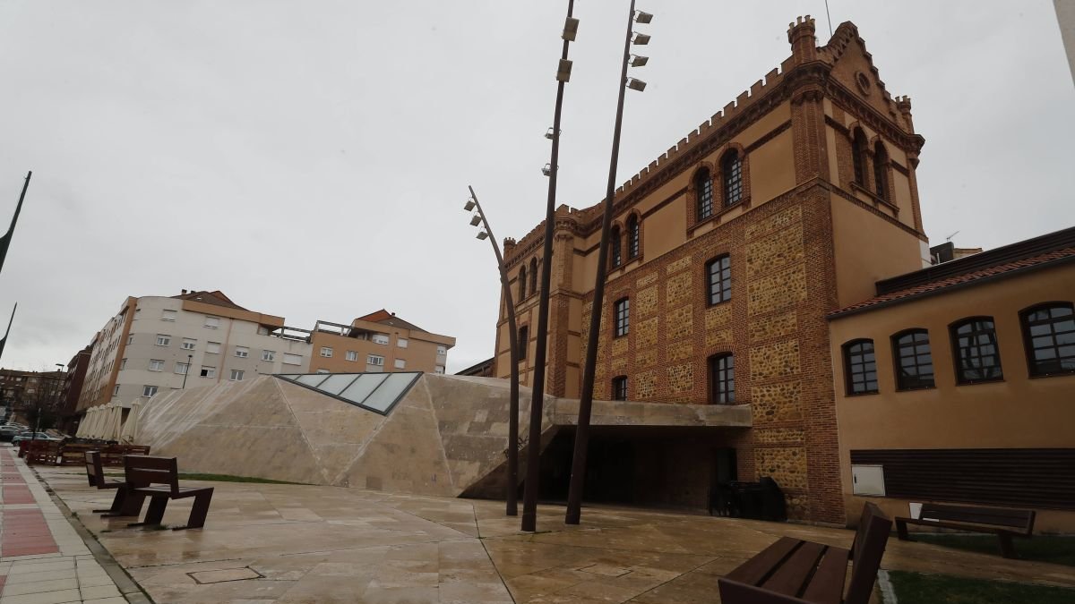 El edificio Araú se restauró con 6,5 M€ y sigue sin abrir desde hace diez años.