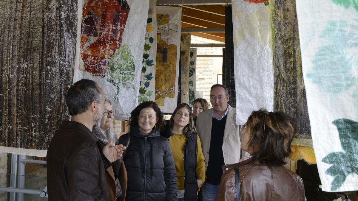 Paula Conde, alcaldesa de Sahagún, en la inauguración de ‘Lúpulo en el jardín conventual’.  Panorámica de la exposición.