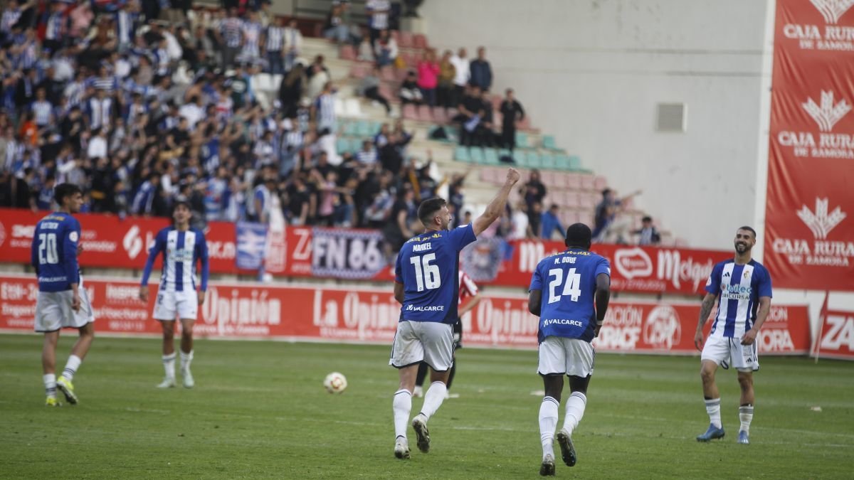 Markel Lozano celebra el gol del triunfo blanquiazul en Zamora en tiempo de prolongación.