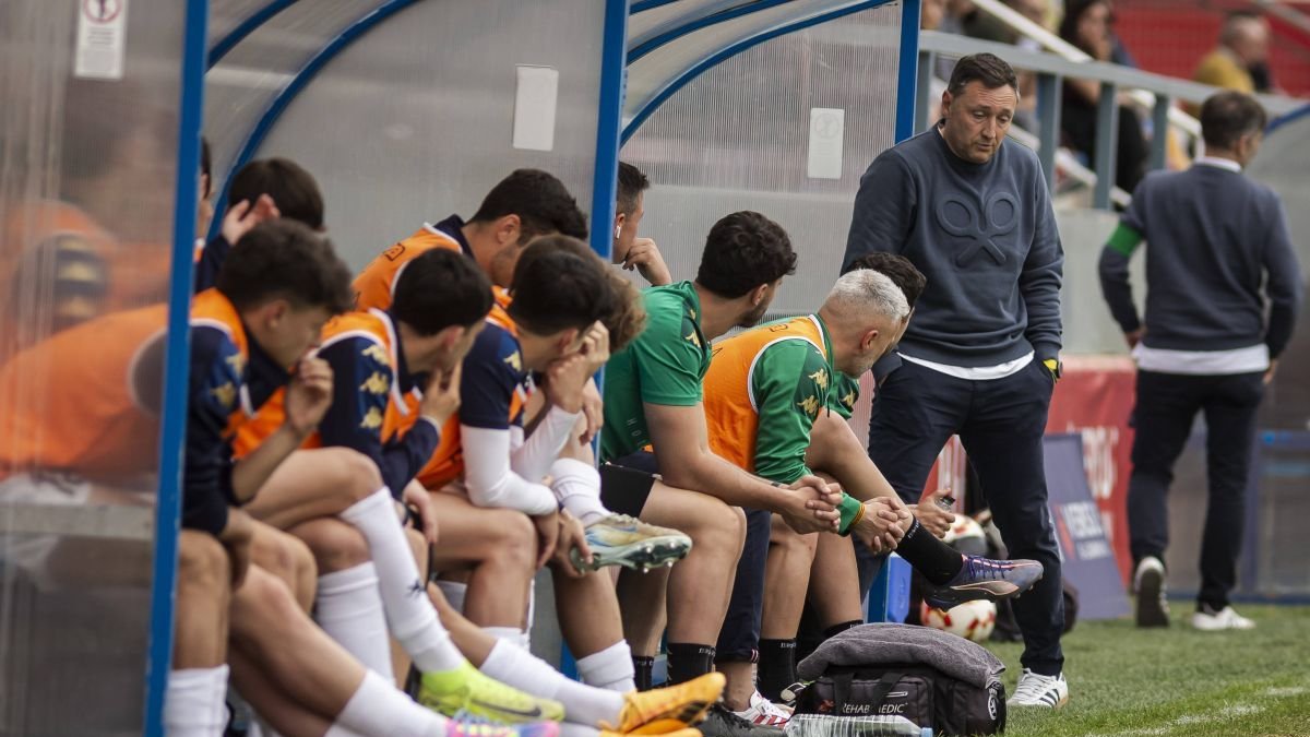 Raúl Llona, a pie de banquillo, dialoga con parte del equipo en el Municipal de Tarazona.