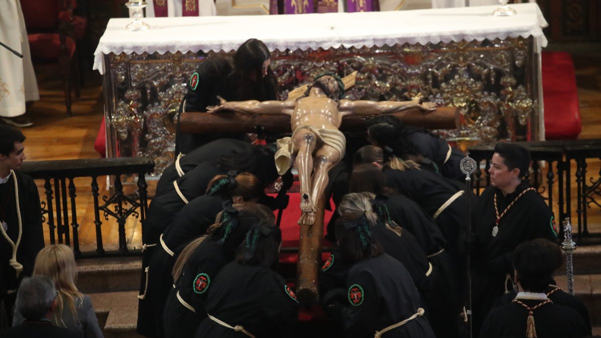 Un momento emotivo del Viacrucis Penitencial, a resguardo de la lluvia en la Basílica de la Encina.