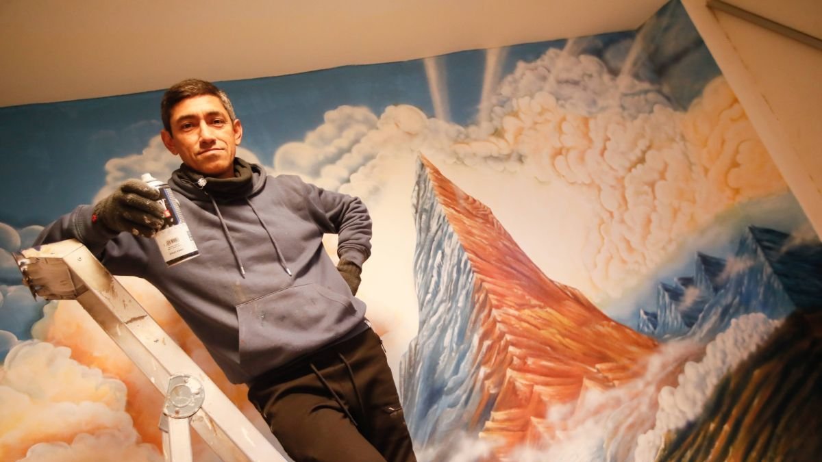 Miguel Falla Ibáñez mientras pintaba un mural para una iglesia evangélica en San Mamés.