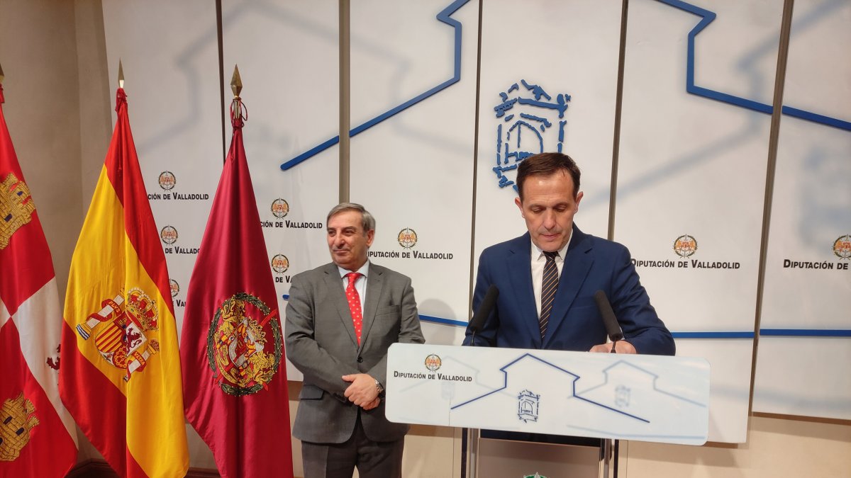El consejero de Movilidad y Transformación Digital, José Luis Sanz Merino, (i) con el presidente de la Diputación de Valladolid, Conrado Íscar (d).