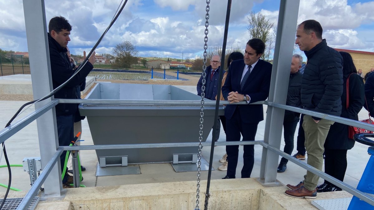 Visita del consejero Juan Carlos Suárez-Quiñones a la EDAR de Villaquejida.