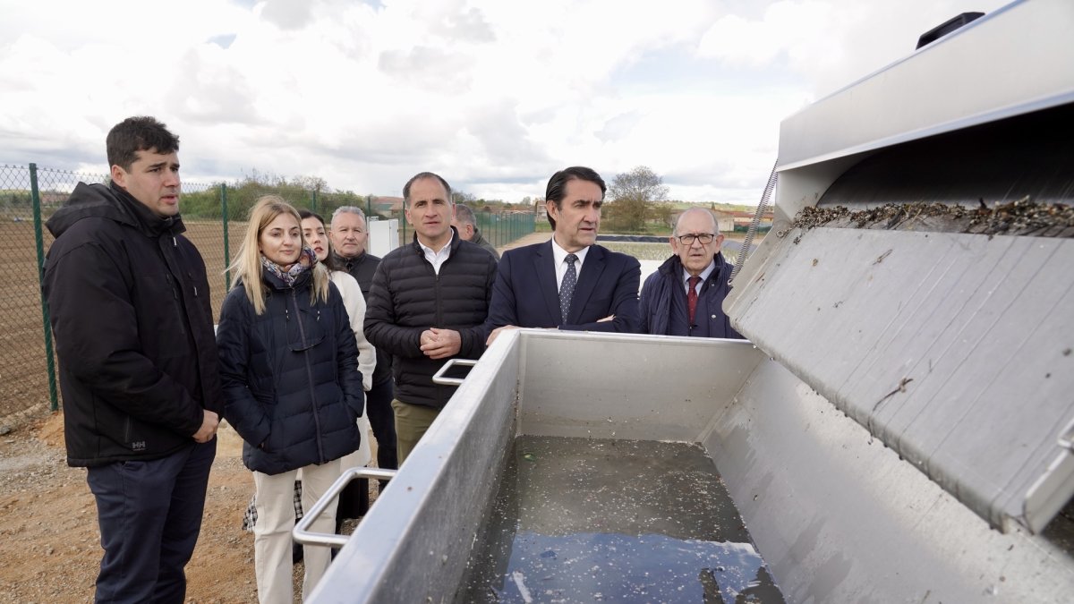 El consejero de Medio Ambiente, Vivienda y Ordenación del Territorio, Juan Carlos Suárez-Quiñones, visita la estación depuradora de aguas residuales de Villaquejida