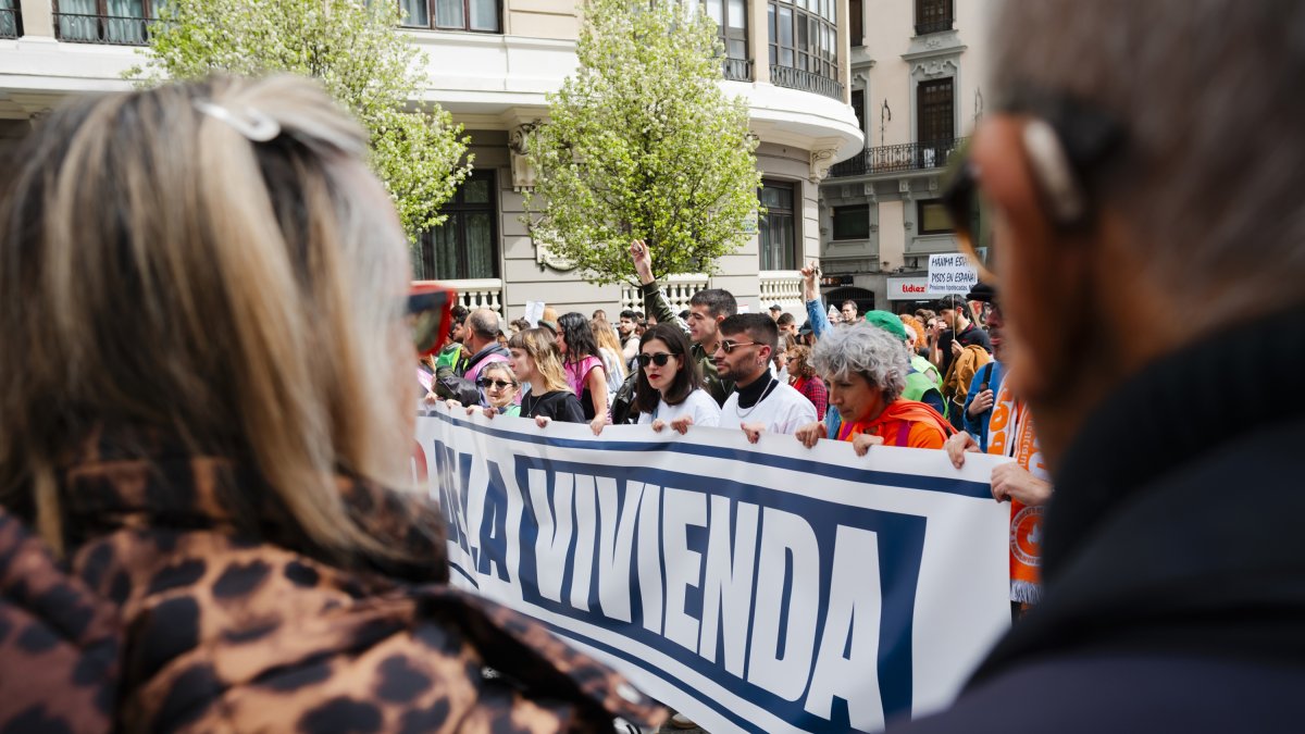 Decenas de personas durante una manifestación por la vivienda, desde Atocha, a 5 de abril de 2025, en Madrid (España).