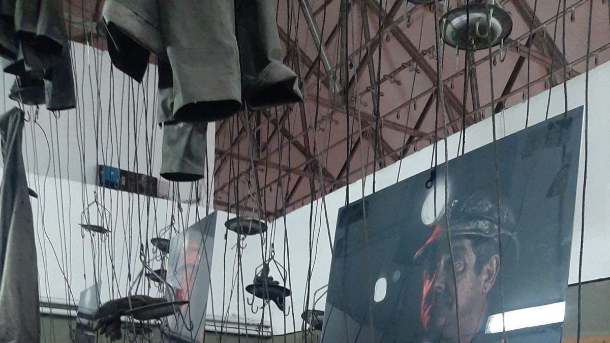 Una de las fotografías de Gamar instaladas en el Pozo Julia de Fabero.