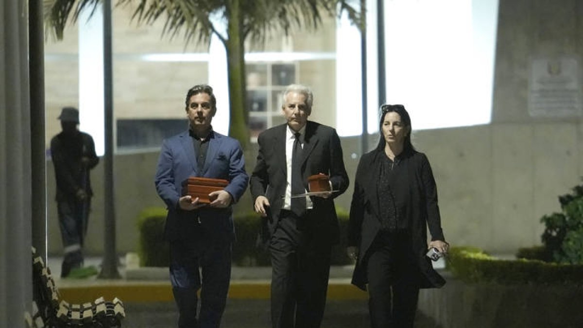 Los hijos de Vargas Llosa, Gonzalo, Álvaro y Morgana con las cenizas. JOHN REYES MEJÍA 