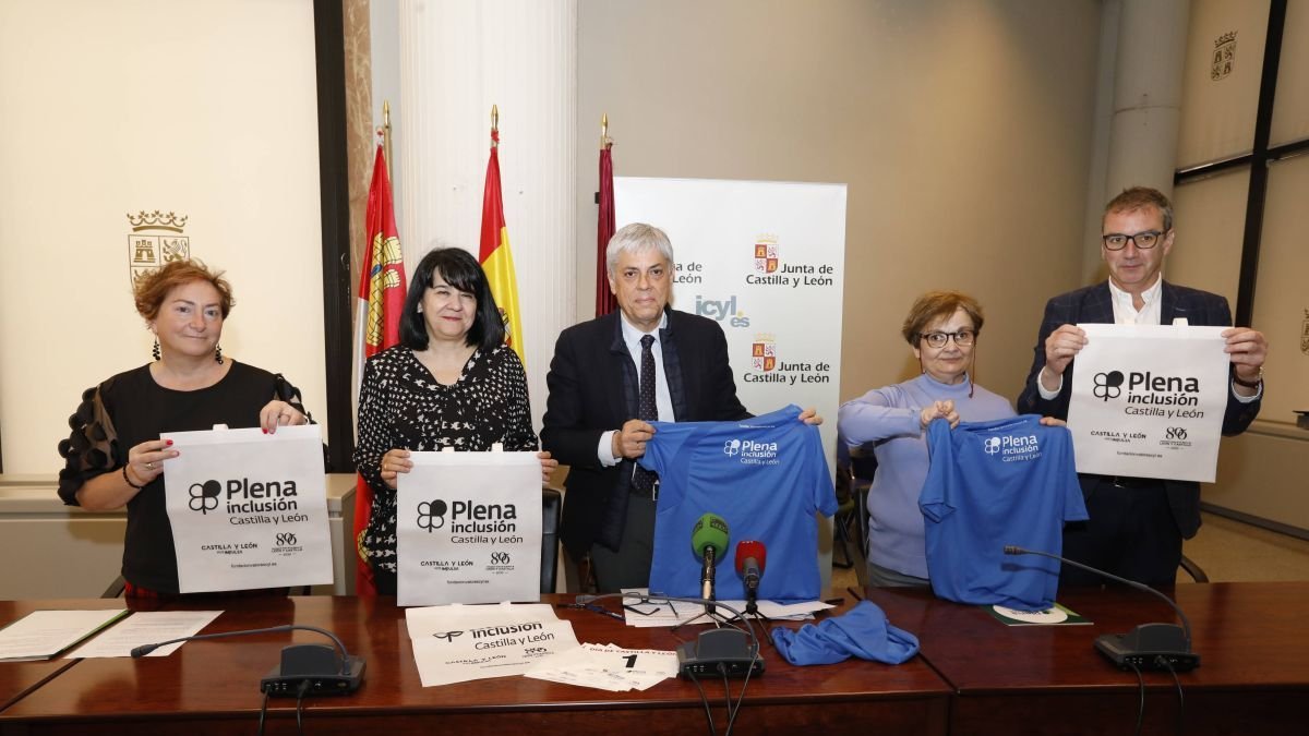 Representantes de Asprona, Eduardo Diego, y del Foro por la inclusión.