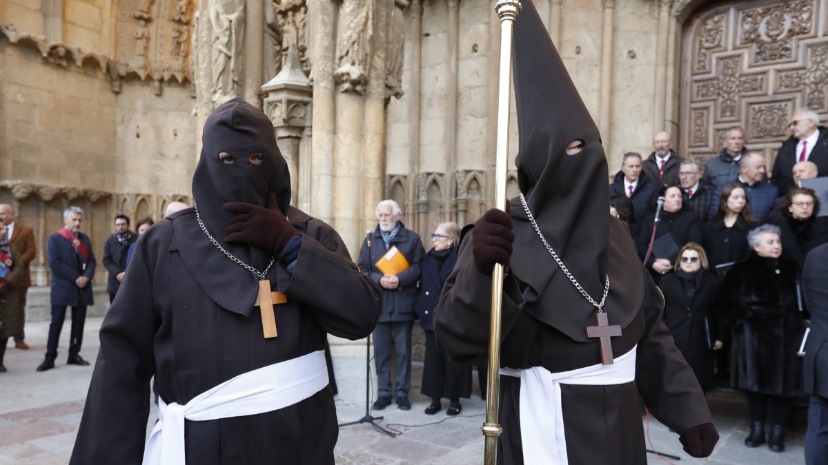 Procesión y acto del Perdón el Martes Santo en León.