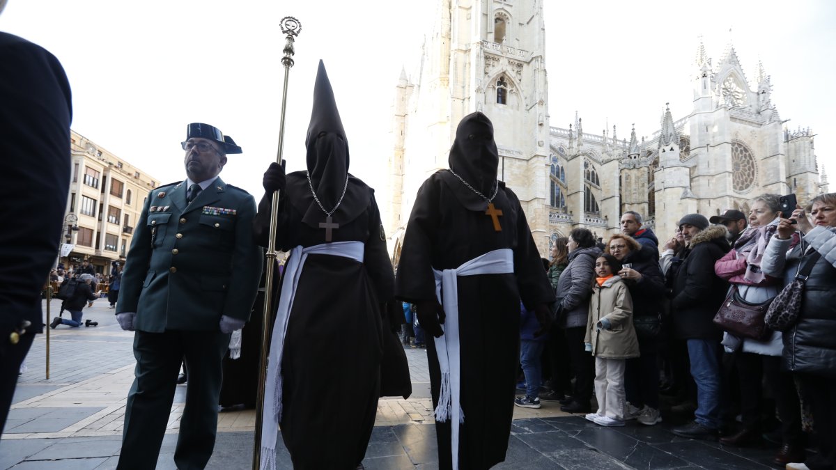 Procesión y acto del Perdón el Martes Santo en León.