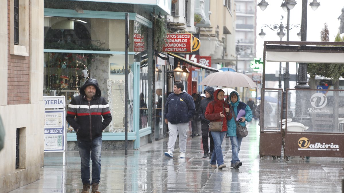 Lluvia en el centro de la capital leonesa.