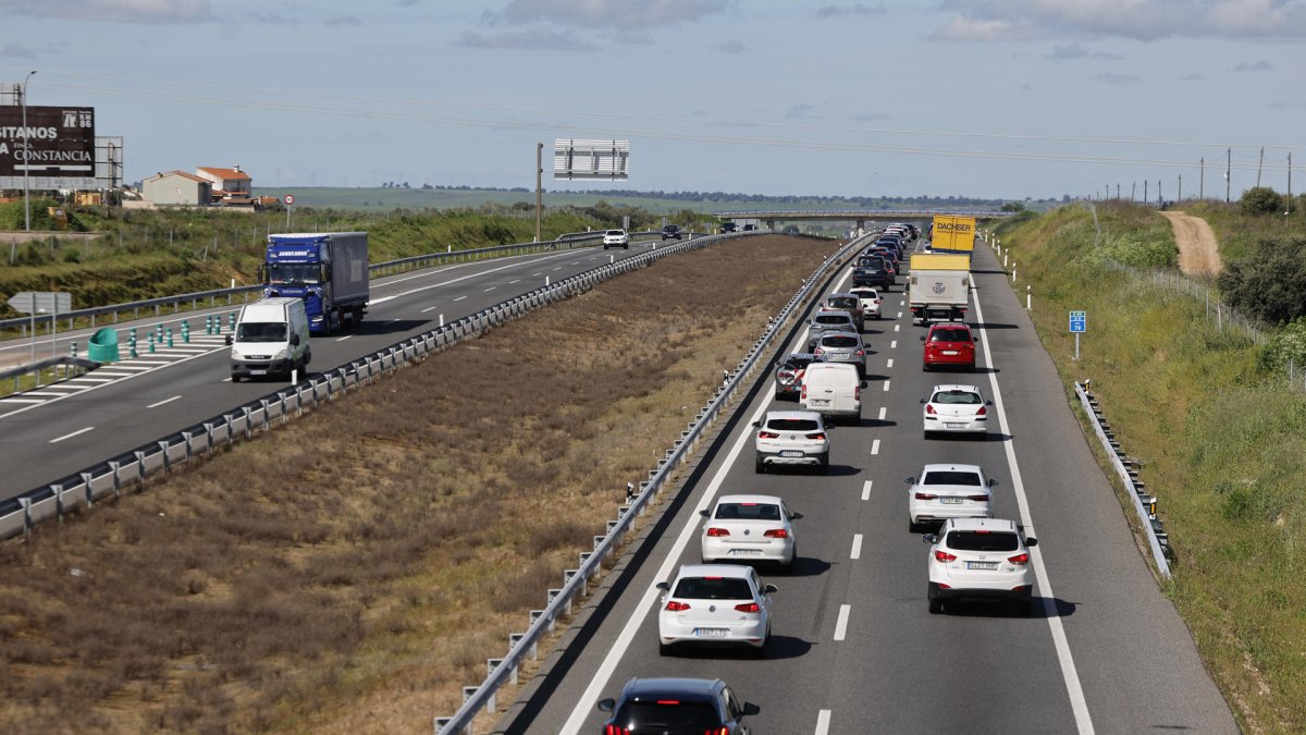 Tráfico denso en la carretera A-5, dirección Extremadura, este Miércoles Santo. La segunda fase de la Operación Especial Semana Santa de la DGT comienza a las 15 horas de esta tarde y se prolongará hasta las 24 horas del próximo lunes 21 de abril, y se prevén nueve millones de desplazamientos hasta el próximo lunes 21 de abril, un 3,5 % más que el año anterior. EFE/Manu Reino
