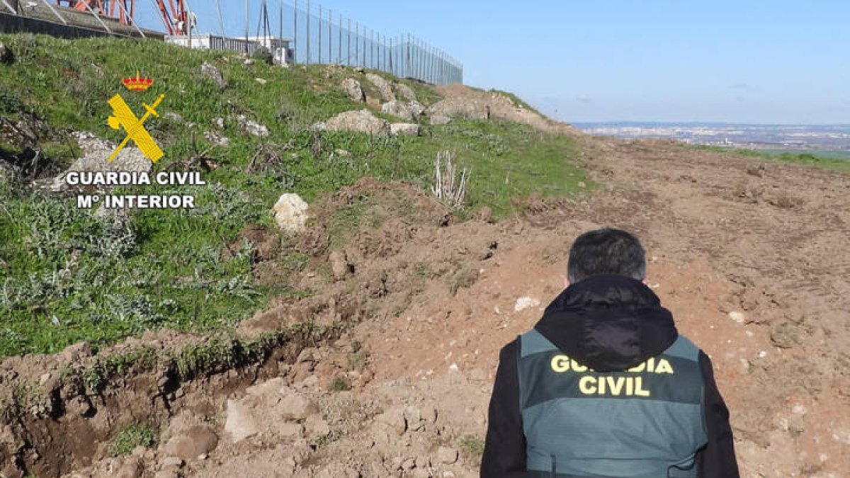 Un agente de la Guardia Civil certifica la construcción de la franja para meter fibra óptica sobre un yacimiento prerromano.
