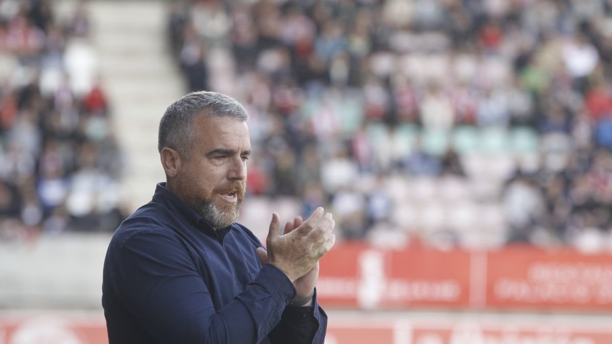 Javi Rey no se marca más objetivos que el de ganar este domingo.